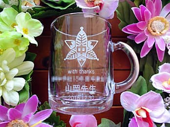 「校章」「With thanks、○○先生」を側面に彫刻した、恩師へのプレゼント用のガラス製マグカップ