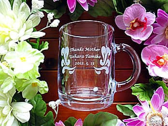 「Thanks mother、名前、日付」を彫刻した、母の日のプレゼント用のマグカップ