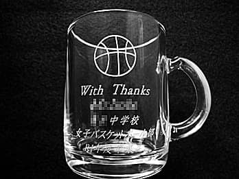「バスケットボールのイラスト」と「With thanks、○○先生」を彫刻した、卒業生から部活の先生へのプレゼント用のグラス