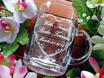 「With thanks、退職する方の名前、日付」を側面に彫刻した、退職プレゼント用のガラス製マグカップ