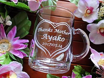 「Thanks mother、お母さんの名前」を側面に彫刻した、母の日のプレゼント用のガラス製マグカップ