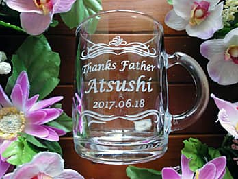 「Thanks father、お父さんの名前、日付」を彫刻した、父の日のプレゼント用のガラス製マグカップ