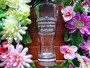 「Congratulations on your birthday、名前」を側面に彫刻した、誕生日プレゼント用のタンブラーグラス