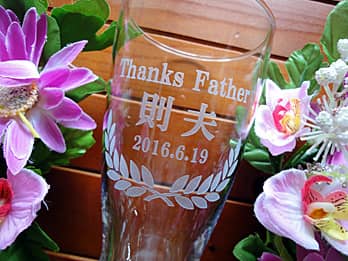 「Thanks father、お父さんの名前」を彫刻した、父の日のプレゼント用のタンブラーグラス
