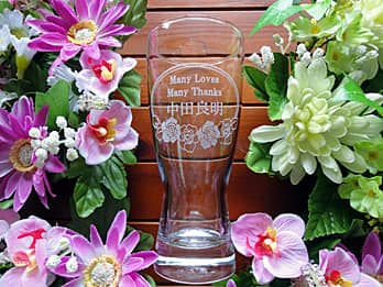 バラの花のイラストを側面に彫刻した、常連のお客様用のタンブラーグラス