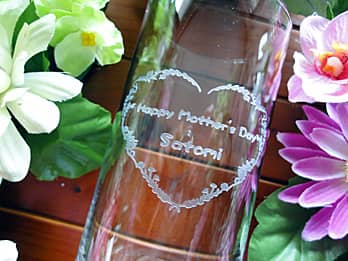 「Happy mother's day、お母さんの名前」を側面に彫刻した、母の日のプレゼント用のグラス