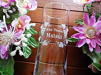 「With thanks、名前」を側面に彫刻した、定年退職の贈り物用のタンブラーグラス