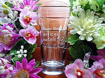 「Happy birthday、名前、誕生日」を彫刻した、誕生日プレゼント用のグラス