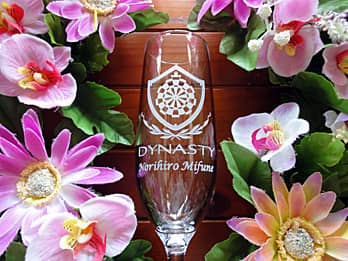 「お店のロゴマークとお客様の名前」を側面に彫刻した、常連客に贈る周年記念品用のシャンパングラス