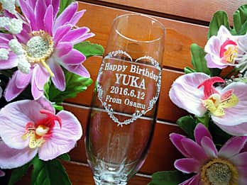 「Happy birthday、名前、日付」を側面に彫刻した、誕生日プレゼント用のシャンパングラス