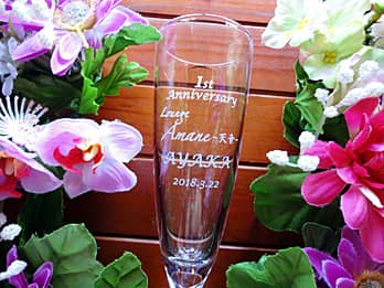 「1st anniversary、お店のロゴ」を彫刻した、飲食店の周年祝い用のシャンパングラス