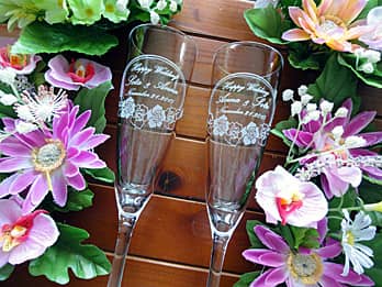 「Happy wedding、新郎と新婦の名前、結婚式の日付」を側面に彫刻した、結婚祝い用のペアのシャンパングラス