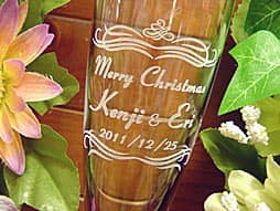 「Merry Christmas、カップルの名前、日付」を側面に彫刻した、彼女へのクリスマスプレゼント用のシャンパングラス