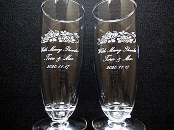 両親贈呈品用のペアグラス（感謝を込めたメッセージ、新郎と新婦の名前、日付を側面に彫刻）