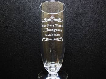 「お祝いメッセージ、贈る相手の名前、お祝いをする日付」を側面に彫刻したピルスナーグラス