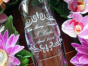 「Many thanks、新郎と新婦の名前、結婚式の日付」を側面に彫刻した、両親への贈呈品用のピルスナーグラス