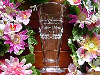 「競技名、達成記録、選手の名前」を側面に彫刻した、スポーツ競技の表彰記念品用のピルスナーグラス