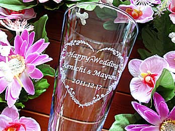 「Happy wedding、新郎と新婦の名前」を彫刻した、結婚祝い用のピルスナーグラス