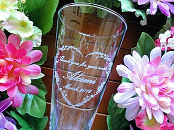赤ちゃんの名前と生年月日を彫刻した出産祝い用のグラス