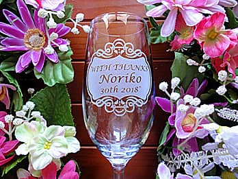 「With thanks、退職する方の名前、日付」を側面に彫刻した、退職プレゼント用のピルスナーグラス