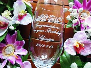 「メッセージ、贈る相手の名前、日付」を側面に彫刻したピルスナーグラス