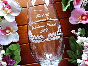 優勝者名を側面に彫刻した、ゴルフコンペの優勝賞品用のピルスナーグラス