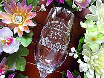 「店名、2nd anniversary、常連のお客様の名前」を側面に彫刻した、お客様への周年記念品用のピルスナーグラス