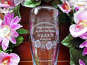 「お祝いメッセージ、贈る相手の名前、日付」を側面に彫刻したビアグラス