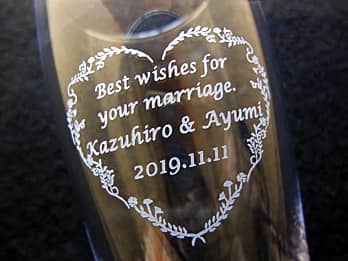 「Best wishes for your marriage、新郎と新婦の名前、結婚式の日付」を側面に彫刻した、結婚祝い用のグラス
