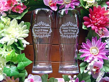 「Happy wedding、新郎と新婦の名前」を側面に彫刻した、結婚祝い用のペアのビアグラス