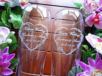 「Happy wedding、新郎と新婦の名前、結婚式の日付」を側面に彫刻した、結婚祝い用のペアのビアグラス