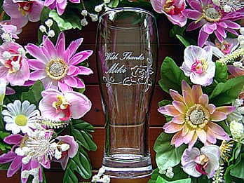 「With thanks、奥さまの名前」を側面に彫刻した、ホワイトデーのプレゼント用のビアグラス