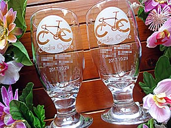 お父さんの趣味の自転車のイラストを側面に彫刻した、父の日のプレゼント用のビアグラス