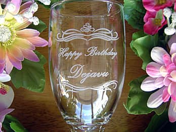 「Happy birthday、名前」を側面に彫刻した、誕生日プレゼント用のビアグラス