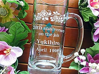 「20th anniversary on the job、永年勤続者の名前、表彰日の日付」を側面に彫刻した、永年勤続表彰用のビアジョッキ