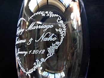 ワイングラスG-1側面に彫刻した、「メッセージ、贈る相手の名前、日付」のクローズアップ画像