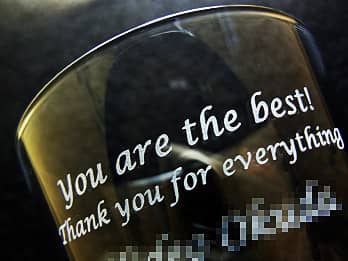 定年退職祝い用のグラス側面に彫刻した、「You are the best! Thank you for everything. 」のクローズアップ画像