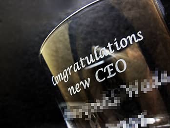 CEO就任祝い用のグラス側面に彫刻した、「お祝いメッセージ（Congratulations new CEO）」のクローズアップ画像