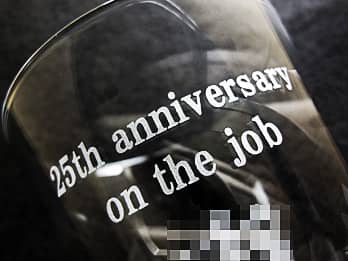 永年勤続表彰用のグラス側面に彫刻した、「25th anniversary on the job、永年勤続者の名前」のクローズアップ画像