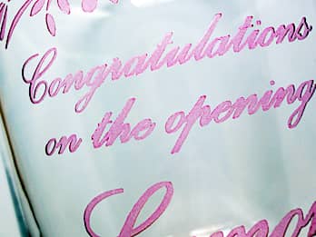 側面に彫刻した文字を、ピンクに着色加工したシャンパングラスG-3の画像