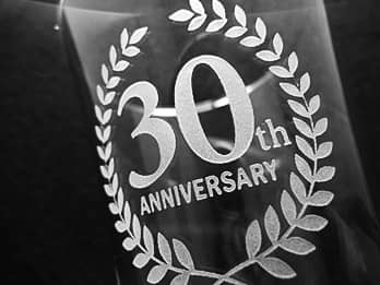 「30th anniversary」を側面に彫刻した、周年記念品用のグラス