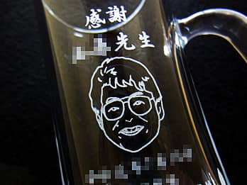 「先生の名前と似顔絵」を彫刻した、卒業生から担任の先生へのプレゼント用のビアジョッキ
