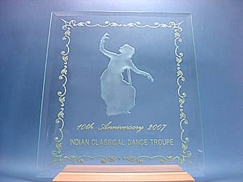 「インド舞踊のイラスト、10th anniversary」を彫刻した、インド舞踊教室の周年祝い用のガラス盾