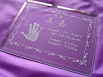 「赤ちゃんの名前、生年月日、出生時の身長と体重、赤ちゃんの手形」を彫刻した、出産祝い用のガラス盾