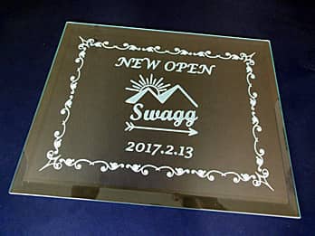 「New open」「ロゴマーク」を彫刻した、カフェの開店祝い用のガラス盾