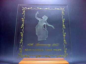 インド舞踊のイラストと教室名を彫刻した、舞踊教室の開業祝い用のガラス盾