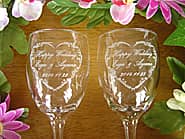 「Happy wedding、新郎と新婦の名前、日付」を側面に彫刻した、結婚祝い用のペアのワイングラス