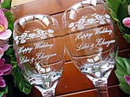 「Happy wedding、新郎と新婦の名前、挙式日」を側面に彫刻した、結婚祝い用のペアのワイングラス