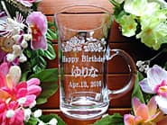 「Happy birthday、名前、日付」を側面に彫刻した、彼女への誕生日プレゼント用のガラス製ティーカップ