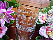 「Thanks Father、お父さんの名前」を側面に彫刻した、父の日のプレゼント用のビアグラス